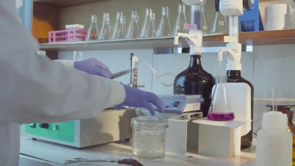 Laboratoire chimique. Flacon avec solution bouillante 