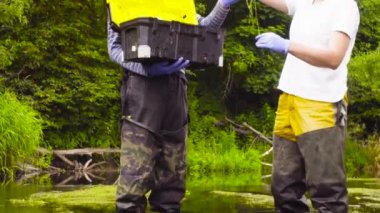 Su örnekleri alarak kadın ekolojist