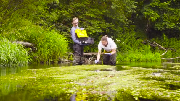 Vrouw ecoloog monsterneming van water — Stockvideo