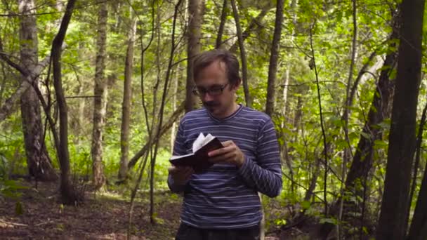 Deux écologistes marchant dans la forêt 