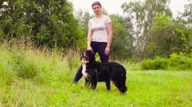 Bernese çoban köpeği ile poz kadın
