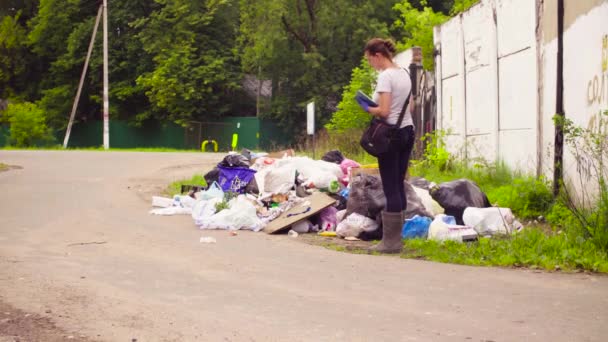 Ambientalista haciendo fotos de basurero . — Vídeos de Stock