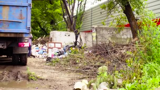 Brazo robótico de camión de basura tomando gabbage — Vídeo de stock