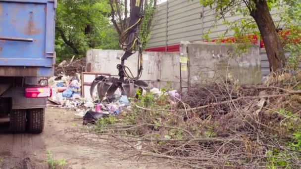 Brazo robótico de camión de basura tomando gabbage — Vídeo de stock