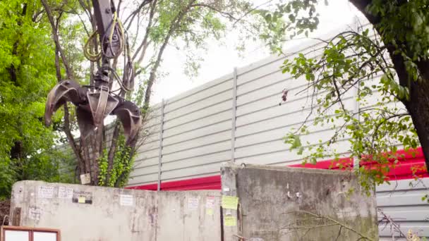 Brazo robótico de camión de basura tomando gabbage — Vídeo de stock