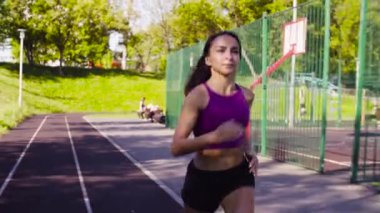 Spor zemin çalışan genç kadın
