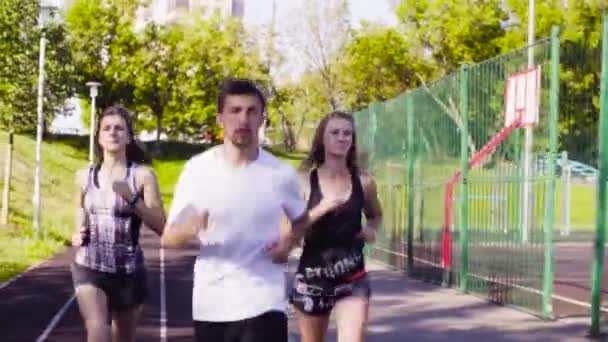 Les jeunes qui courent sur le terrain de sport — Video