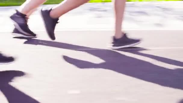 Ноги людей, бегущих по спортивной площадке — стоковое видео