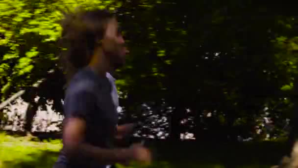 Nő és férfi fut a város, a folyó közelében — Stock videók
