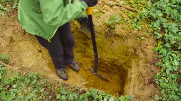 Vetenskapsman ekolog i en skog som gräva marken slit — Stockvideo