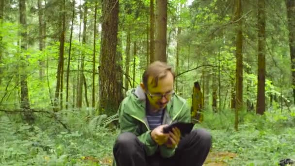 L'écologiste dans une forêt avec téléphone intelligent 