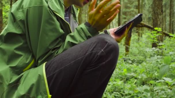 Ekolog v lese s chytrý telefon — Stock video