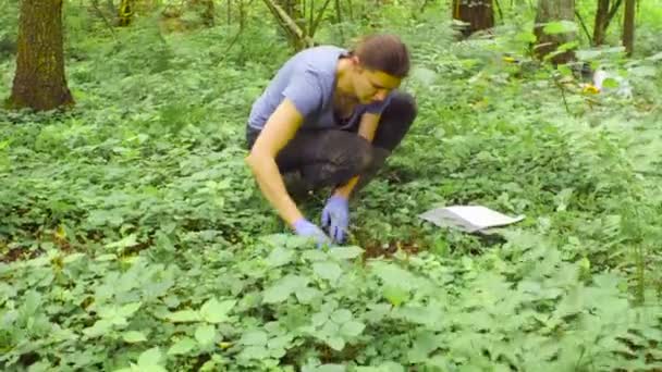 Ecologista de mulher que toma amostras de um solo — Vídeo de Stock