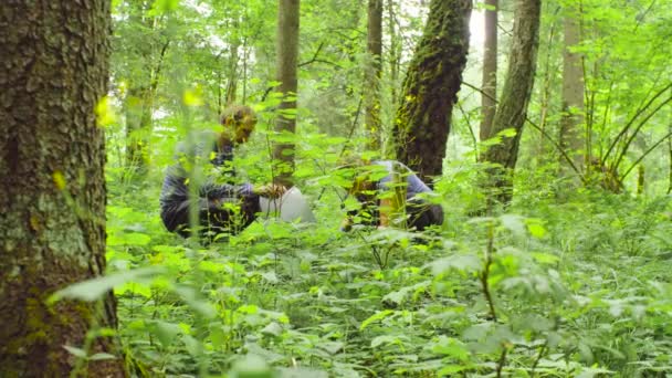 Vrouw en man ecologen nemen van monsters van de bodem — Stockvideo