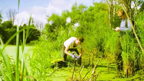 Žena ecologist, odběr vzorků vody — Stock video