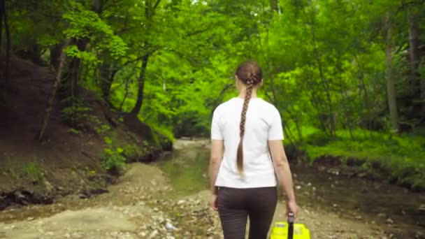 L'écologiste se rend sur le lieu de la recherche . — Video