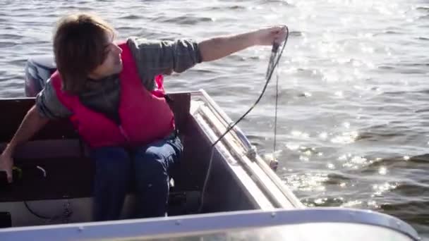 Ein Wissenschaftler misst die pH des Sees mit einem pH-Meter — Stockvideo
