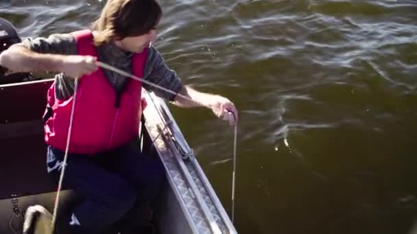 从湖中取水样本的科学家 — 图库视频影像