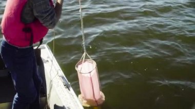 Bir bilim adamı aygıt suya yakalamak bir plankton damla