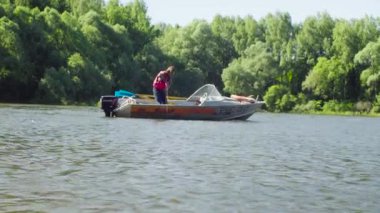 Gölün dibinden silt alarak bilim adamı