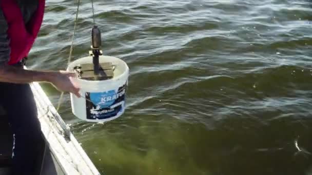 湖の底から泥を取る科学者 — ストック動画