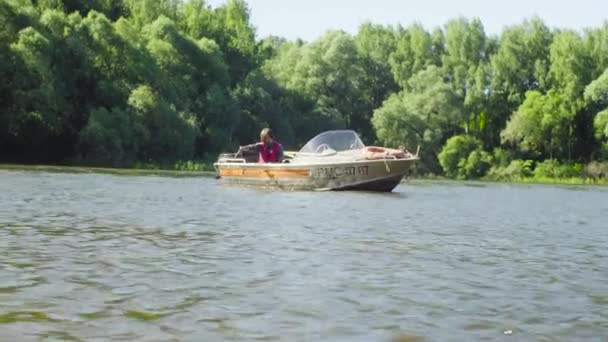 Uno scienziato che misura il pH del lago usando un pH metro — Video Stock