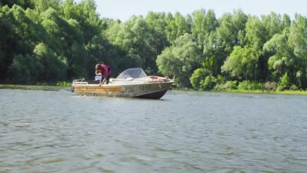 Een wetenschapper die het meten van de diepte van het meer met behulp van een speciaal apparaat — Stockvideo