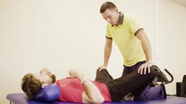 Germe yapıyor Doktor Engelli adam için egzersizler