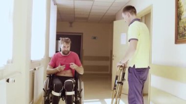 Engelli adam yürüyen bir çerçeve tutan yürüme Ortez