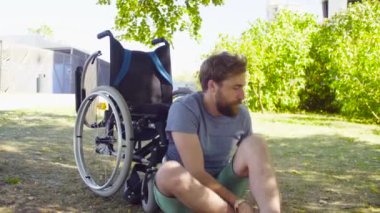 Tekerlekli sandalyede oturmak çalışan adam genç devre dışı bırakma