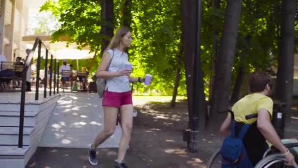 Νέοι απενεργοποιήσετε άνδρας με τη σύζυγό του σε μια βόλτα στο πάρκο — Αρχείο Βίντεο