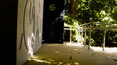 Genç adam eğik düzlem sürme tekerlekli sandalyede devre dışı