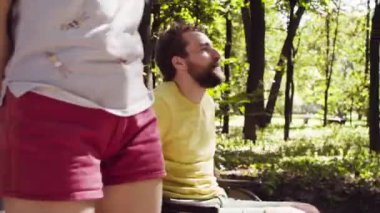 Mutlu genç portresi devre dışı adam parkta bir yürüyüş üzerinde