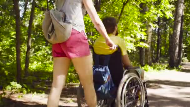 Young uitschakelen man in het park met zijn vrouw — Stockvideo