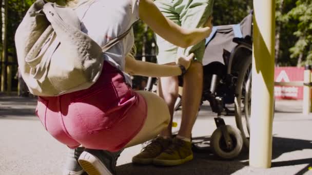 Vrouw helpt haar gehandicapte man — Stockvideo