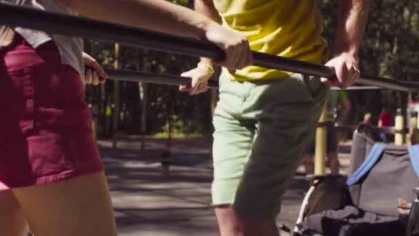 Jonge uitschakelen man doen oefeningen op de parallelle staven — Stockvideo