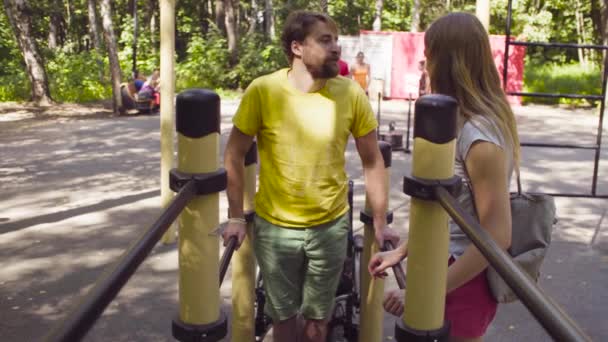 Behinderter Mann hält die parallelen Stangen, die auf seinen Beinen stehen — Stockvideo