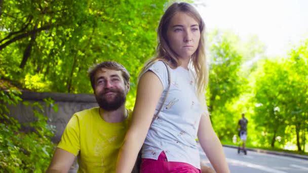 Giovane disabile in una passeggiata nel parco con sua moglie — Video Stock