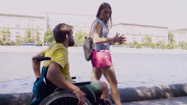 Jonge uitschakelen man op een wandeling in de buurt van de rivier met zijn vrouw — Stockvideo