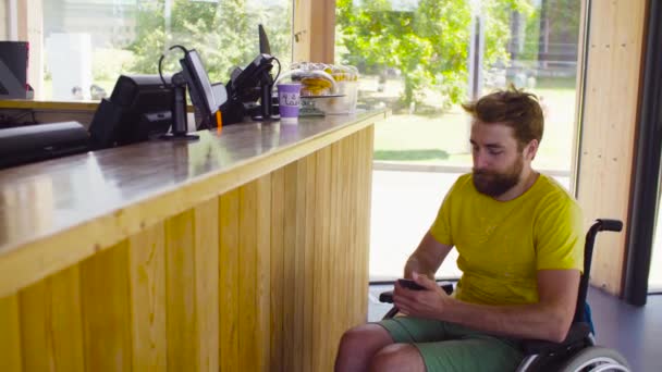 Pemuda menonaktifkan pria di kursi roda di kafe — Stok Video