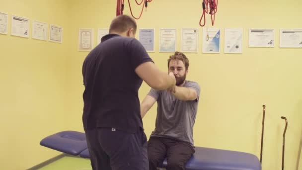 Orvos segítő sportoló a rehabilitációs központ — Stock videók