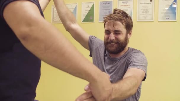 Dokter membantu olahragawan di pusat rehabilitasi — Stok Video