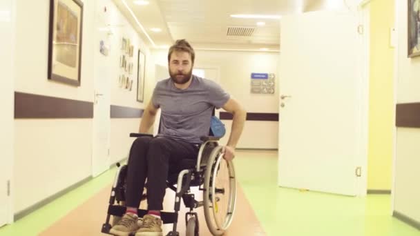 Ein behinderter Mann im Rollstuhl im Reha-Zentrum — Stockvideo
