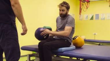 Engelli sporcu Rehabilitasyon Merkezi'nde el egzersizleri yapıyor