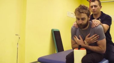 Rehabilitasyon merkezindeki genç adam yardım doktor