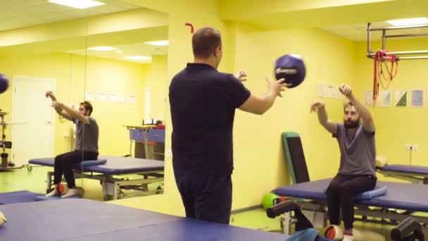 Behinderter Sportler macht Handübungen im Reha-Zentrum — Stockvideo