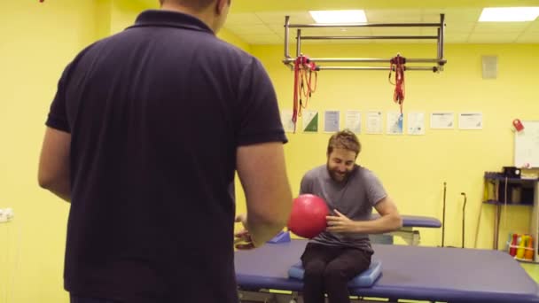 Deportista discapacitado haciendo ejercicios de mano en el centro de rehabilitación — Vídeo de stock