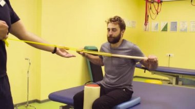 Engelli sporcu Rehabilitasyon Merkezi'nde el egzersizleri yapıyor