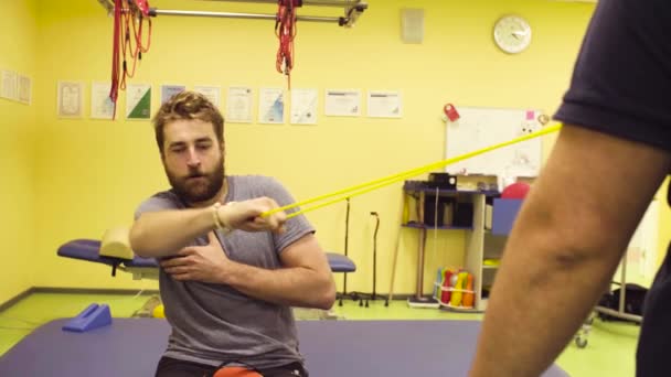 Deportista discapacitado haciendo ejercicios de mano en el centro de rehabilitación — Vídeos de Stock