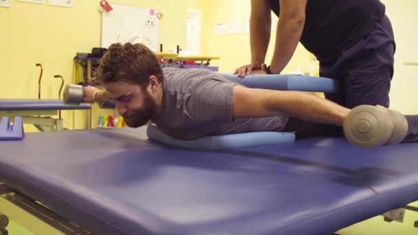 Desportista deficiente fazendo exercícios no centro de reabilitação — Vídeo de Stock